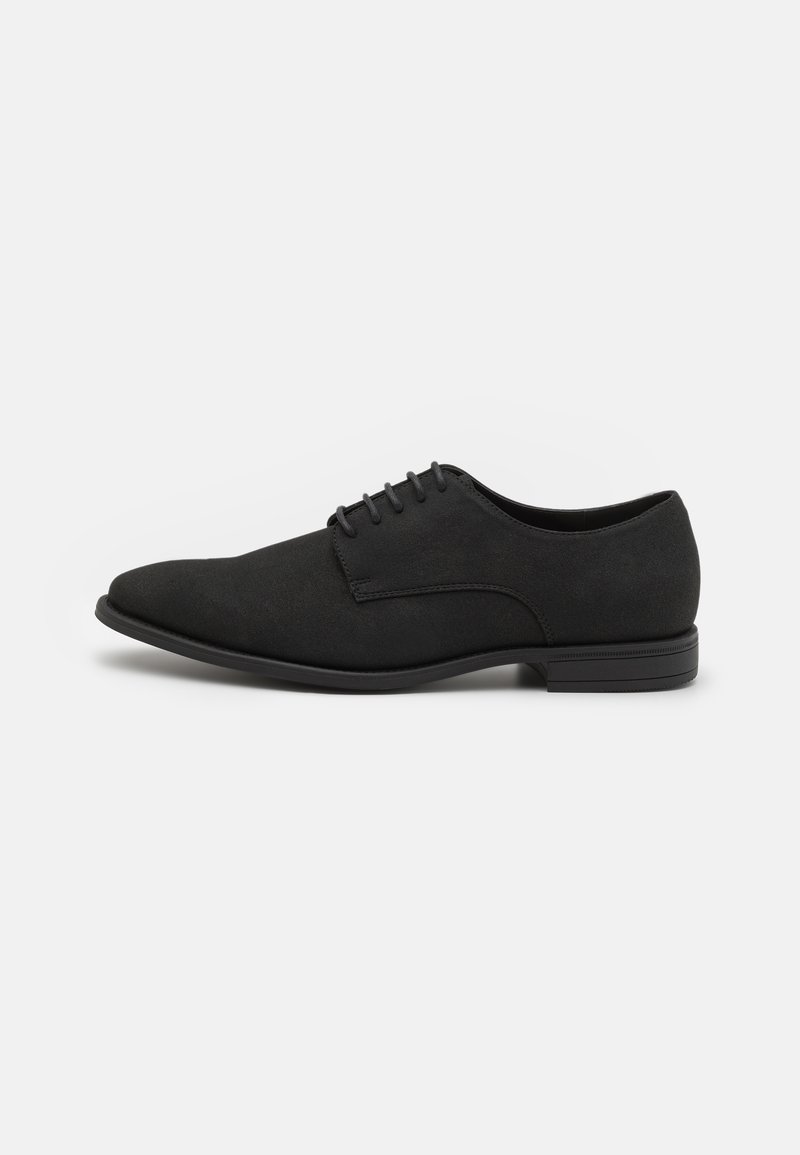 Shoe preto de couro com atacadores, de textura suave, bico arredondado, salto baixo e costura subtil ao longo dos lados.
