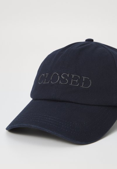 Marineblå baseball cap laget av bomull, med brodert "CLOSED" tekst på fronten, strukturert krone og buet skjerm.