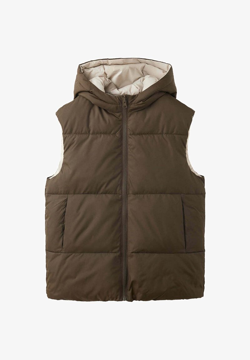 Veste matelassée marron sans manches avec fermeture éclair à l'avant et capuche, dotée de deux poches latérales et d'une doublure beige clair à l'intérieur de la capuche.