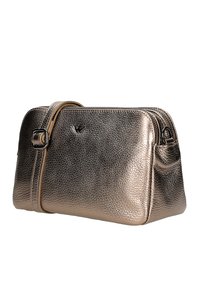 Borsa a tracolla in bronzo metallico con finitura in pelle testurizzata. Presenta una chiusura con zip, una tracolla regolabile e una tasca laterale.