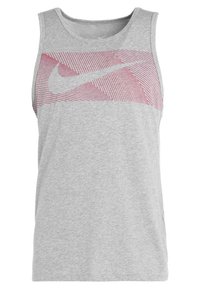 Graues ärmelloses Tanktop aus weichem Stoff mit einem rot-weißen gestreiften Nike-Logodesign über der Brust.