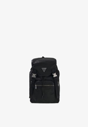 Czarny plecak Guess z przednią kieszenią na suwak, zaciąganym zamknięciem pod klapą oraz regulowanymi paskami na ramiona ze srebrnymi klamrami.