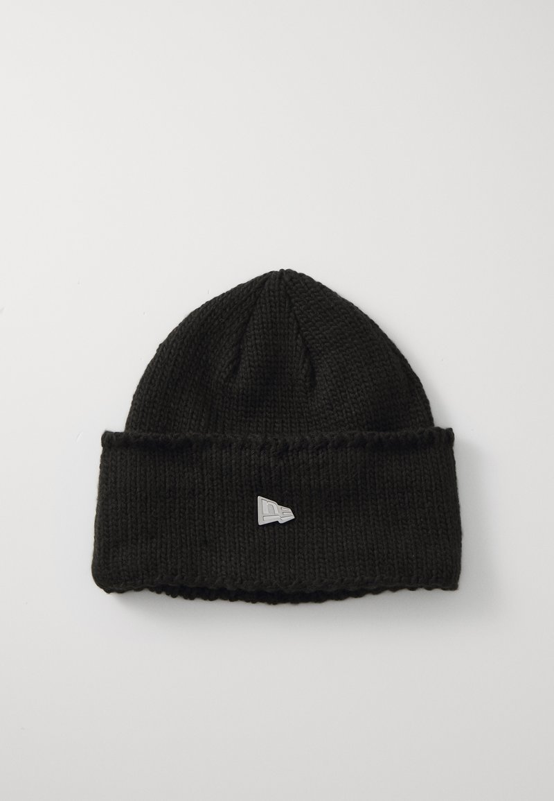 Sort strikket beanie med en fold-over cuff, der har et lille gråt logo-patch på fronten. Teksturmateriale med stræk.