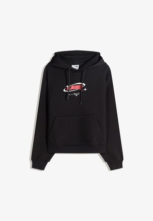 Čierna mikina s kapucňou, predná vrecko, sťahovacie šnúrky a červeno-biela grafika "LMQ" so hviezdami a malým logom "Cars" na hrudi.