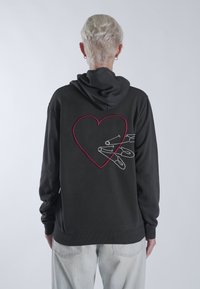 Mira Paris PINS BACK EMBROIDERY UNISEX - Pulover s kapuco - black