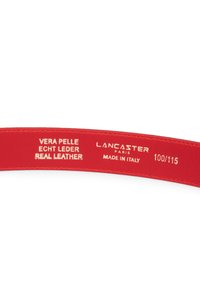 Section de ceinture en cuir rouge avec texte doré indiquant "vrai cuir", marque Lancaster Paris, fabriqué en Italie, et taille 100/115.