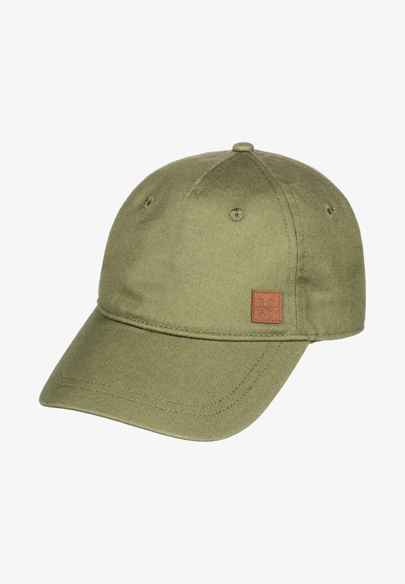 Casquette de baseball vert olive avec une visière courbée et un petit écusson carré marron avec le logo sur le devant.