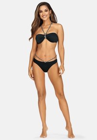 Czarny zestaw bikini z twistowanym topem bandeau o plecionych ramiączkach oraz dopasowanymi, niskimi majtkami, wszystko o gładkiej fakturze.