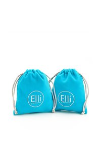 Dva tirkizna ruksaka na vezivanje izrađena od mekanog materijala, s bijelim izvezenim logotipom "Elli by Julie & Grace" sprijeda.