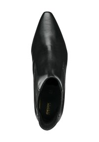 Černá kožená kotníková bota s špičatou špičkou a elastickými postranními panely. Hladký povrch, minimalistický design a polstrovaná stélka.