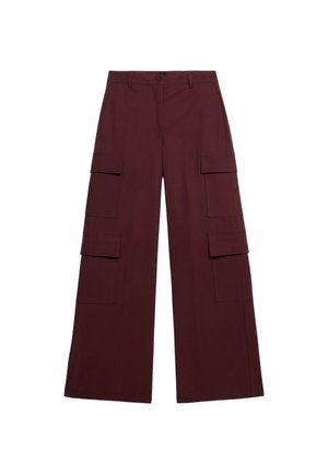 Pantalones cargo burdeos con piernas anchas, que cuentan con grandes bolsillos laterales, un frente plano y un cierre de botón. Fabricados en una tela suave con un ajuste estructurado.
