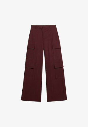 Pantaloni cargo bordeaux con gambe larghe, caratterizzati da grandi tasche laterali, un fronte piatto e una chiusura con bottone. Realizzati in tessuto liscio con una vestibilità struttura.