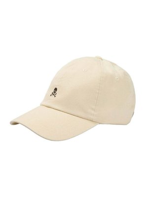 Gorra de béisbol beige con un pequeño logo de calavera y tibias cruzadas en color negro bordado en el panel frontal.