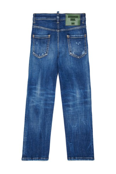 Blaue Denim-Jeans mit geradem Schnitt, ausgestattet mit einem grünen Logo-Patch am Bund und zwei hinteren Taschen mit Zierstichen.