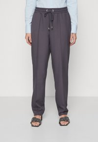 Pantalons légers, gris foncé, à coupe décontractée avec une taille élastique et un cordon de serrage. Comprend des poches latérales et une texture lisse.