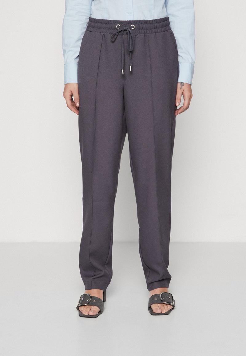 Pantalons légers, gris foncé, à coupe décontractée avec une taille élastique et un cordon de serrage. Comprend des poches latérales et une texture lisse.
