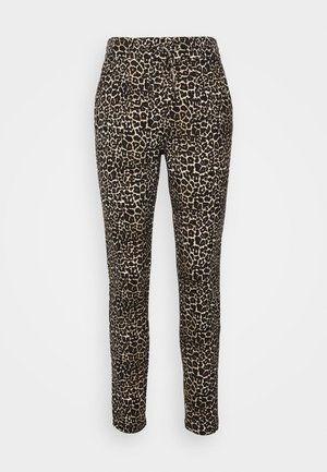 Calças com padrão de leopardo, apresentando um design ajustado, feitas de tecido leve, com tons de castanho e preto em um padrão de manchas variado.