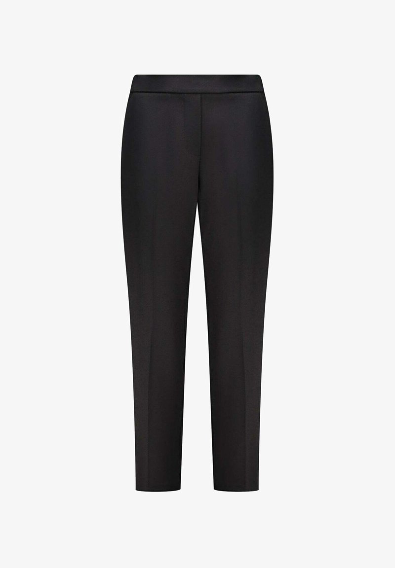 Pantaloni neri su misura alla caviglia con davanti piatto e taglio slim, presentati su sfondo bianco.