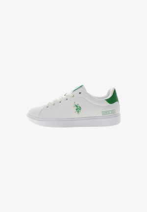 Sneakers bianchi con un accento verde sul tallone. Materiale sintetico liscio. Presentano un logo verde di lato e la scritta "SINCE 1890" sul tallone.