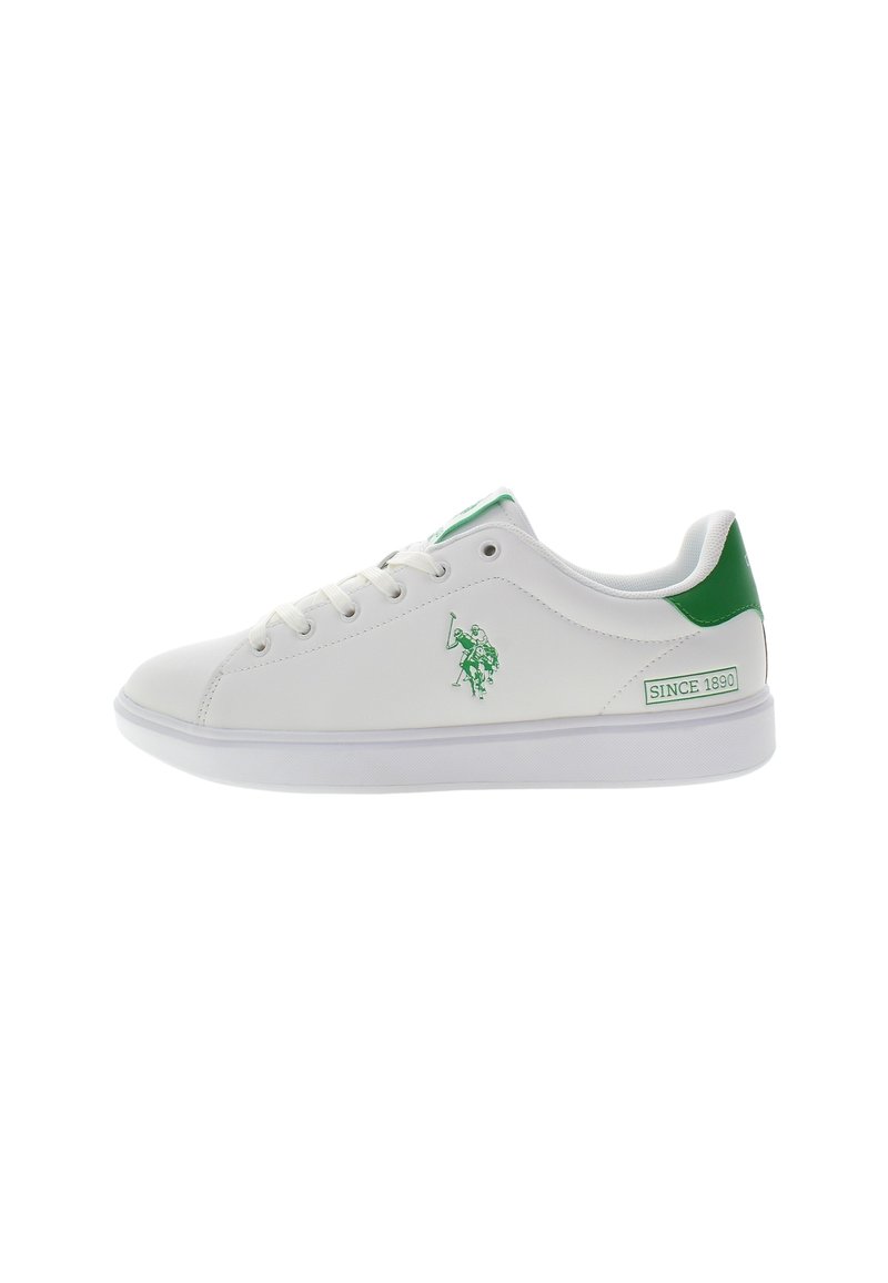 Białe sneakersy z zielonym akcentem na pięcie. Gładki materiał syntetyczny. Charakteryzują się zielonym logo na boku i tekstem "SINCE 1890" na pięcie.