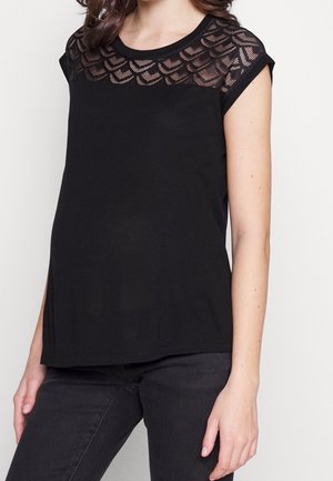 Schwarzes T-Shirt mit kurzen Ärmeln, das ein Spitzenpanel mit gewelltem Design am Ausschnitt aufweist und einen glatten, elastischen Stoffkörper hat.