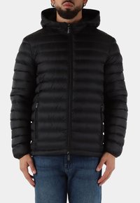 Zwarte donzen jas met een nauwsluitende capuchon, horizontaal doorgestikt patroon, ritssluiting aan de voorkant en zijzakken; glad, glanzend materiaal.