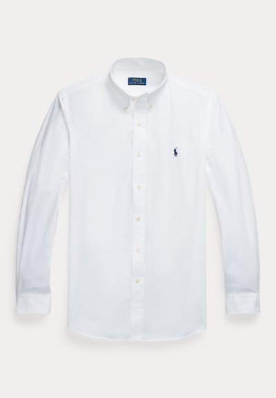 Valge pika varrukaga nööbitav särk nööbitava kraega ja väike sinine Polo Ralph Laureni logo vasakul rinnal.