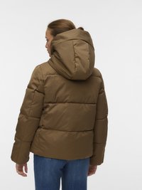 Bruine donzen jas met een grote capuchon, doorgestikt ontwerp en een losse pasvorm; gecombineerd met een blauwe spijkerbroek. Kenmerkt zich door een gladde, glanzende stoftextuur.