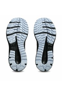 Zwart-witte sport schoenzolen met een gestructureerd loopvlakpatroon voor grip, gekenmerkt door diepe groeven en flexibele segmenten voor tractie.