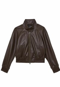 Jachetă scurtă din piele maro, cu guler înalt, fermoar frontal, buzunare laterale și tiv și manșete striate; textură netedă, cu design mulat.