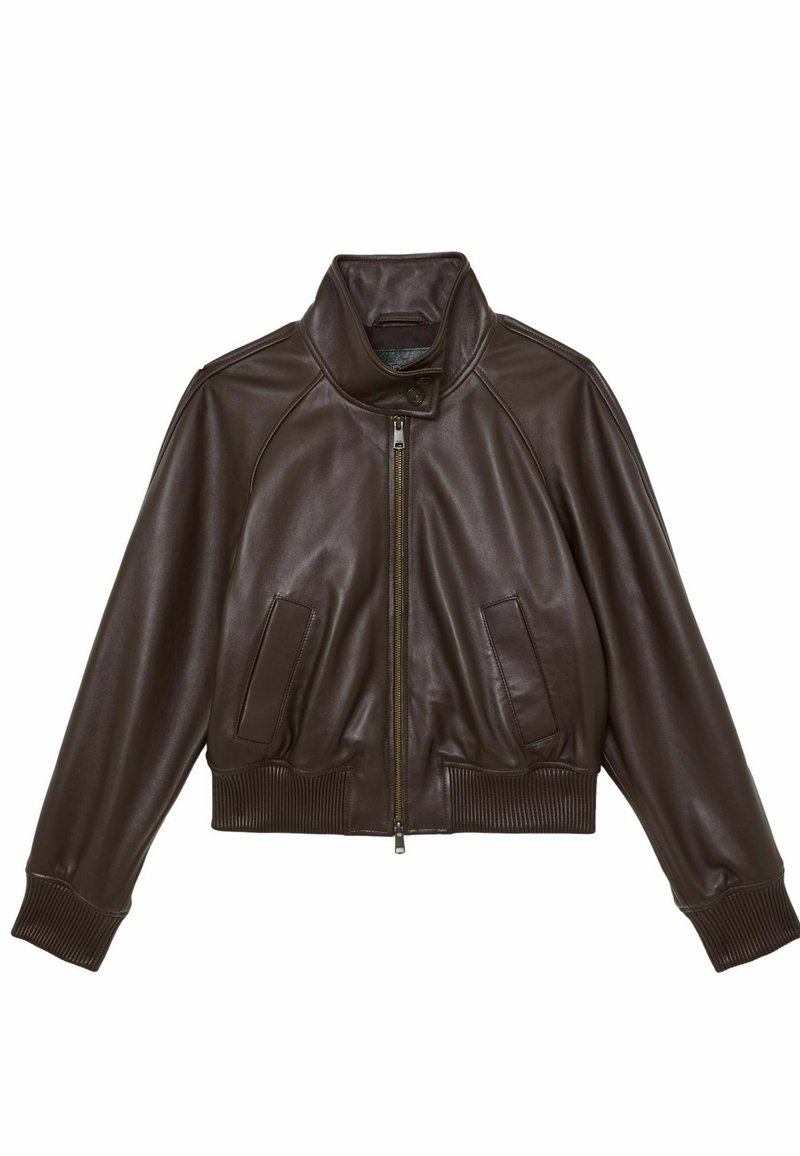 Jachetă scurtă din piele maro, cu guler înalt, fermoar frontal, buzunare laterale și tiv și manșete striate; textură netedă, cu design mulat.