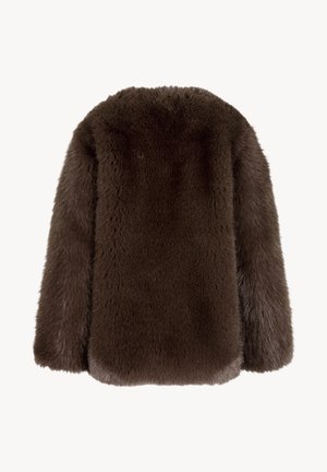 Brązowa kurtka z futerka ekologicznego o miękkiej, puszystej fakturze, z zaokrąglonym dekoltem i pełnymi rękawami, widoczna od tyłu.
