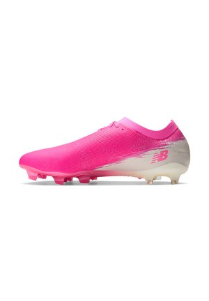 Crampon de football rose vif avec talon blanc et crampons, avec une tige en maille et le logo New Balance sur le côté.