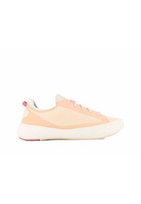 Sneaker léger en mesh doux pêche avec semelle en caoutchouc blanche et accents roses. Présente un laçage traditionnel et un design épuré.