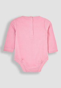 Rosa långärmad body i ribbat tyg, med rund hals och treknappsstängning bak, samt samlade sidor.