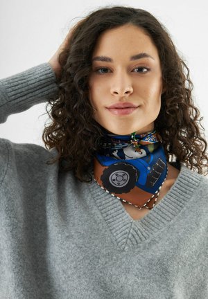 Mehrfarbiger Schal mit einem blauen Traktormuster auf braunem Hintergrund. Hergestellt aus glattem Stoff, hat er eine dreieckige Form und ein lebhaftes Druckdesign.