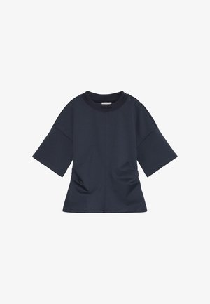 Chemise bleu marine à manches courtes avec encolure ronde, coupe décontractée et plis discrets sur les côtés avant inférieurs.