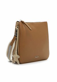 Bruine leren crossbodytas met gestreepte stoffen band en stervormige bedel versierd met kleine studs.