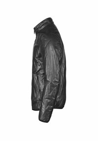 Schwarze Lederjacke mit hohem Kragen, diagonalen Nahtmustern, einem Reißverschluss vorne und Seitentaschen. Glatte Textur.