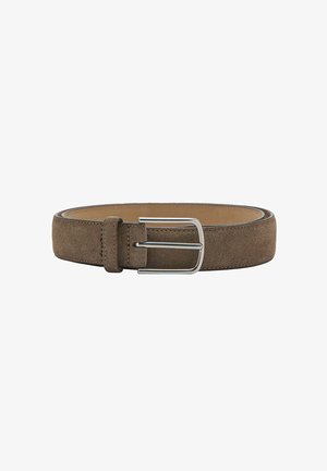 Ceinture en daim marron avec boucle rectangulaire en métal argenté, roulée et posée à plat sur fond blanc.