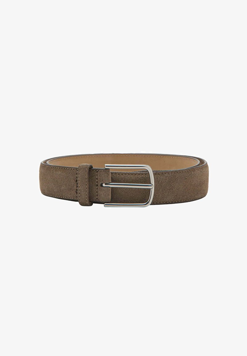 Ceinture en daim marron avec boucle rectangulaire en métal argenté, roulée et posée à plat sur fond blanc.