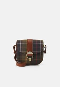 Bolsa crossbody xadrez com tecido castanho-escuro, detalhes em couro, metais dourados e fecho magnético. Inclui uma alça ajustável.