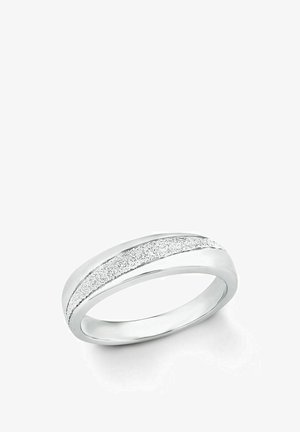 Zilveren metalen bandring met een gestructureerde, glinsterende strip langs het buitenoppervlak, tegen een witte achtergrond.