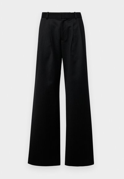 Bredbenede sorte bukser med skræddersyet design, der har forknyttede folder foran og en glat overflade. Enkelt talje, ingen synlig hardware.