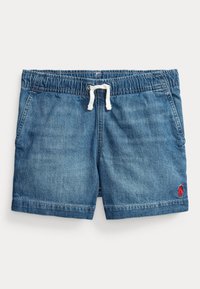 Shorts de mezclilla en azul claro con una cinturilla elástica, cierre con cordón y un pequeño logo rojo en el dobladillo inferior izquierdo.