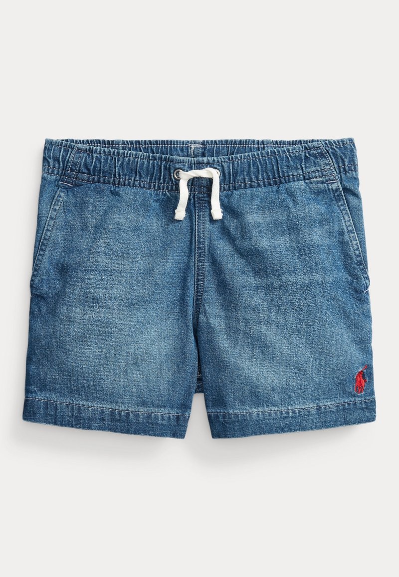 Shorts de mezclilla en azul claro con una cinturilla elástica, cierre con cordón y un pequeño logo rojo en el dobladillo inferior izquierdo.