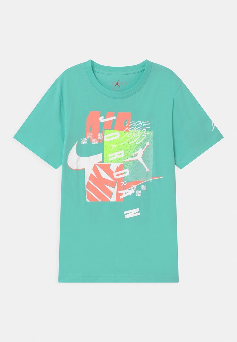 Camiseta de algodón turquesa con un diseño gráfico que presenta "AIR" y "JORDAN" en colores llamativos, incluyendo acentos en verde neón y rosa.