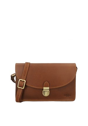 Smeđa kožna torba preko ramena s podesivim remenom i kopčom zlatne boje, pravokutnog oblika, vidljivi šavovi i utisnuti logotip.