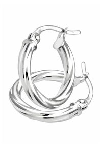 Pendientes de aro plateados con un diseño retorcido, que cuentan con una superficie pulida y un cierre seguro. Forma circular simple con textura lisa.