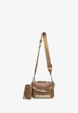 Braune Kunstleder-Handtasche mit geprägtem Logo-Muster, goldfarbener Kette und Beschlägen, abnehmbarem kleinen Täschchen und verstellbarem Tragegurt.